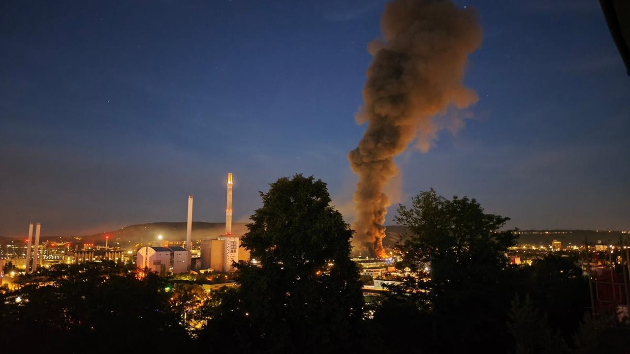 Major fire in Stuttgart industrial area - | Residents are being warned