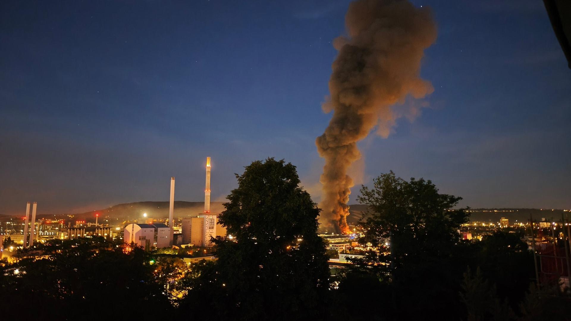 Großbrand in Stuttgarter Industriegebiet - Bevölkerung wird gewarnt