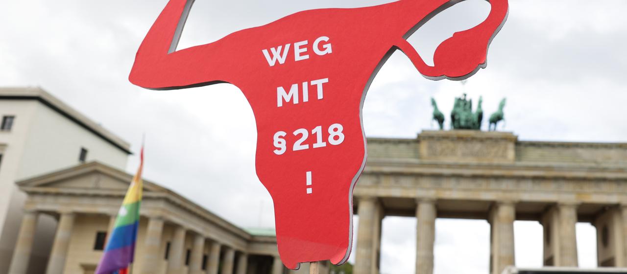 Der Spruch "Weg mit § 218" ist auf einem abgewandelten Modell einer Gebärmutter auf einer Demonstration für das Recht auf Abtreibungen in Berlin zu sehen, Archivbild vom 17.09.2022.