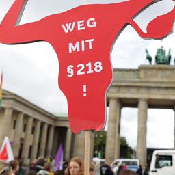 Der Spruch "Weg mit § 218" ist auf einem abgewandelten Modell einer Gebärmutter auf einer Demonstration für das Recht auf Abtreibungen in Berlin zu sehen, Archivbild vom 17.09.2022.