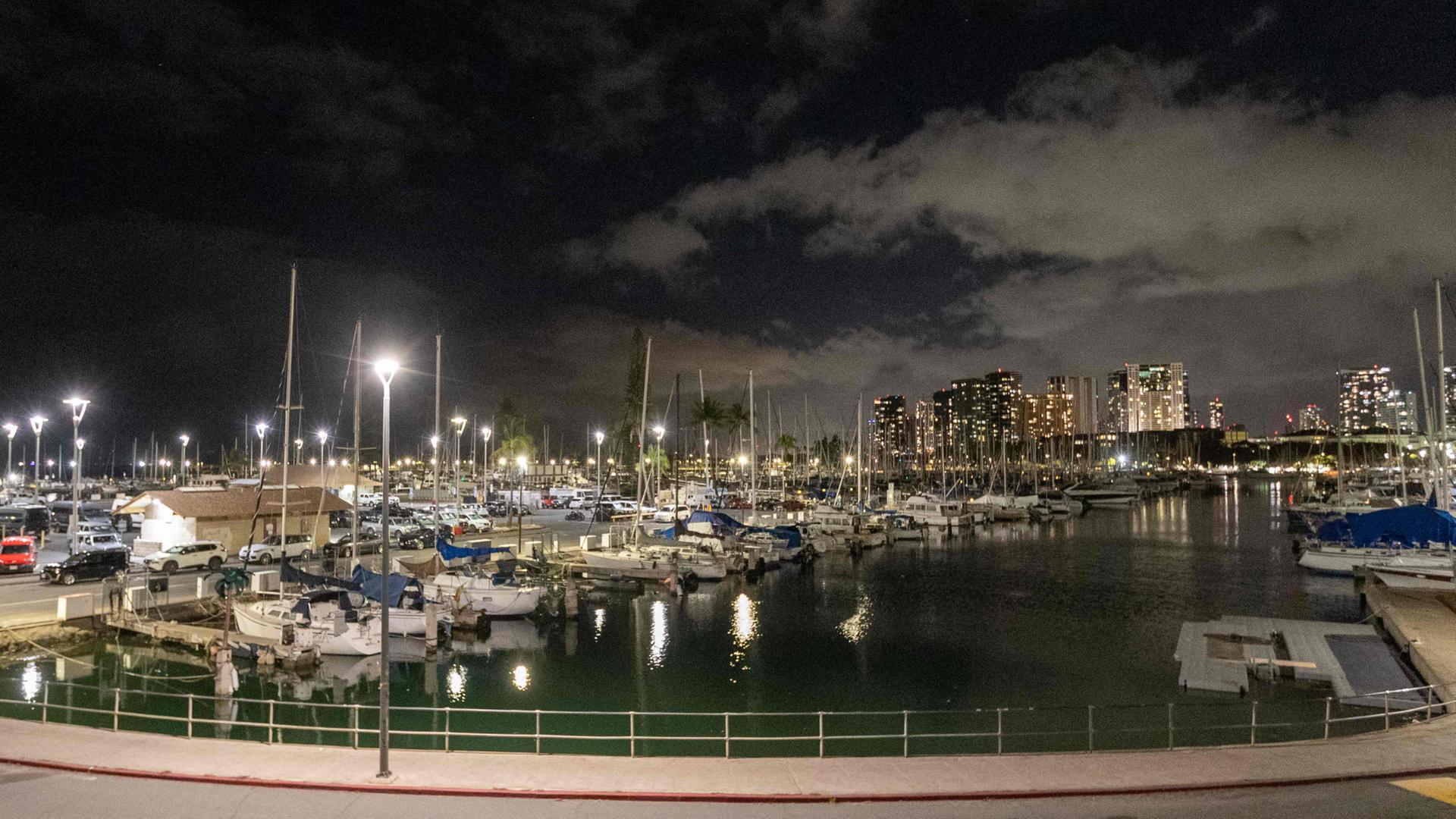 Blick auf die nächtliche Skyline hinter dem Ala Way-Hafen in Waikiki. | AFP