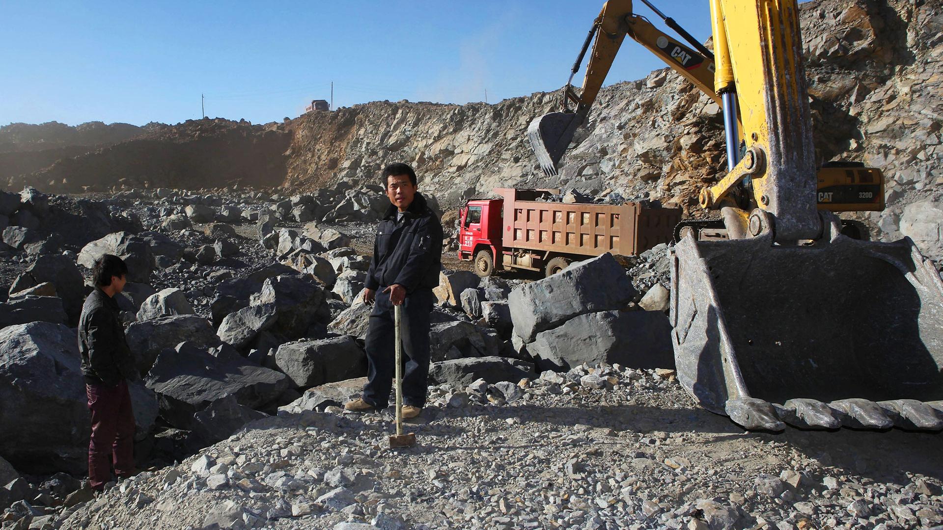 Arbeiter in der Bayan-Obo-Mine für Seltene Erden in der Inneren Mongolei (Archivbild). | picture alliance / dpa