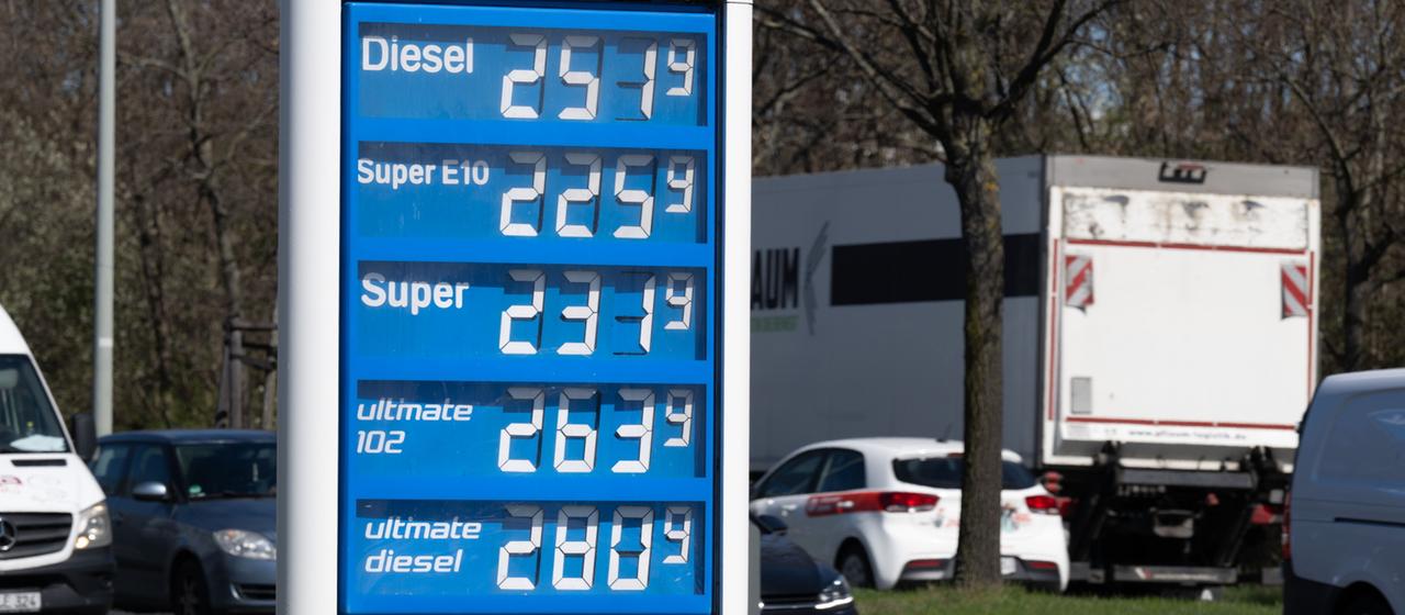 Die Kraftstoffpreise werden auf einer Anzeigetafel an einer Tankstelle in Dresden angezeigt. 