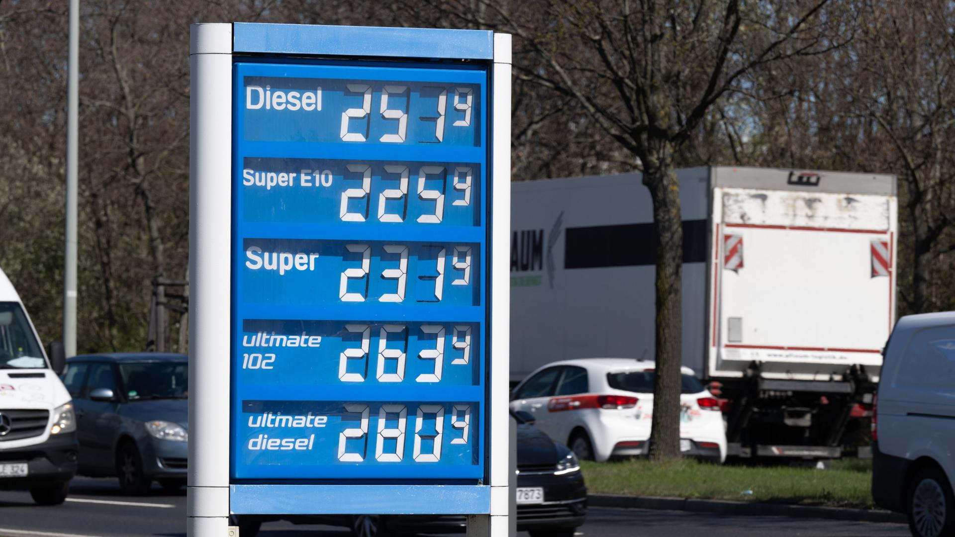 Die Kraftstoffpreise werden auf einer Anzeigetafel an einer Tankstelle in Dresden angezeigt.  | Sebastian Kahnert/dpa