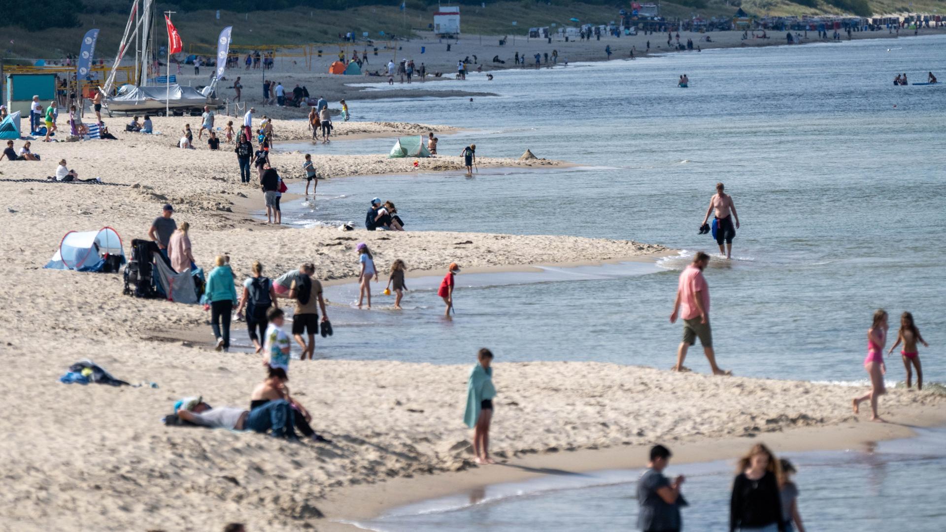 DLRG-Zwischenbilanz: Verregneter Juli - weniger Badetote