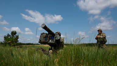 Ein ukrainischer Soldat betätigt ein schwedisches Luftabwehrsystem vom Typen RBS 70 in der Nähe von Kiew.