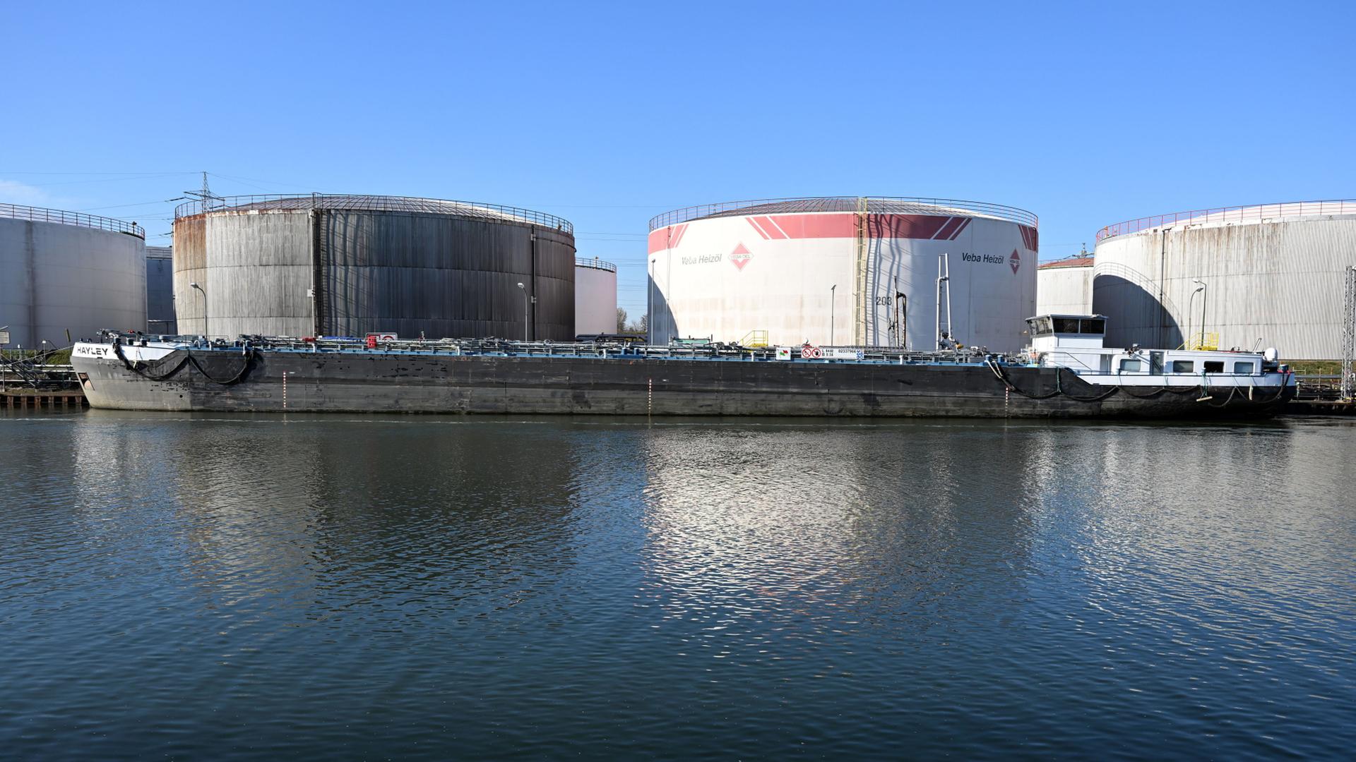 Ein Tankschiff liegt vor Öltanks am Rhein-Herne-Kanal. | Federico Gambarini/dpa