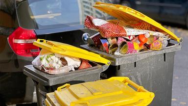 Überfüllte Mülltonnen.