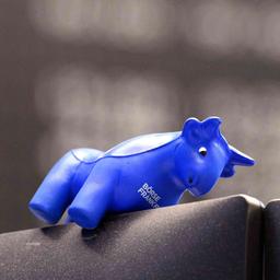 Bullenfigur auf einem Monitor im Handelssaal der Frankfurter Börse