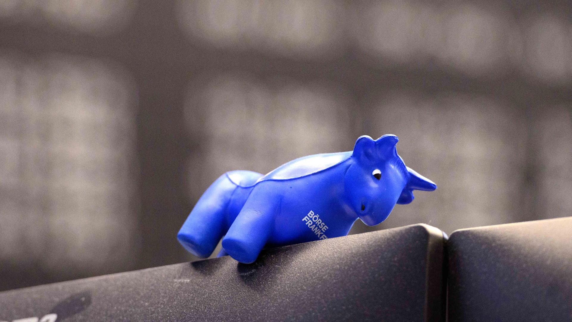 Bullenfigur auf einem Monitor im Handelssaal der Frankfurter Börse | picture alliance / SvenSimon