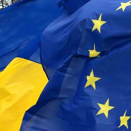 Flaggen der EU und der Ukraine