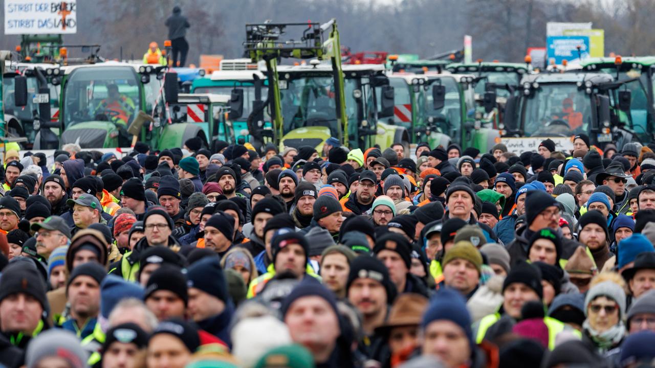 Thousands of tractors obstruct road traffic