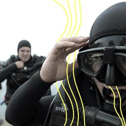 Minentaucher stehen am Hafenbecken des Marinestützpunkts der Bundeswehr