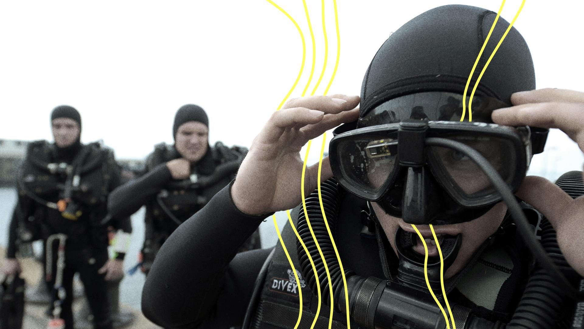 Minentaucher stehen am Hafenbecken des MarinestÃ¼tzpunkts der Bundeswehr | picture-alliance/ dpa | Marcus Brandt