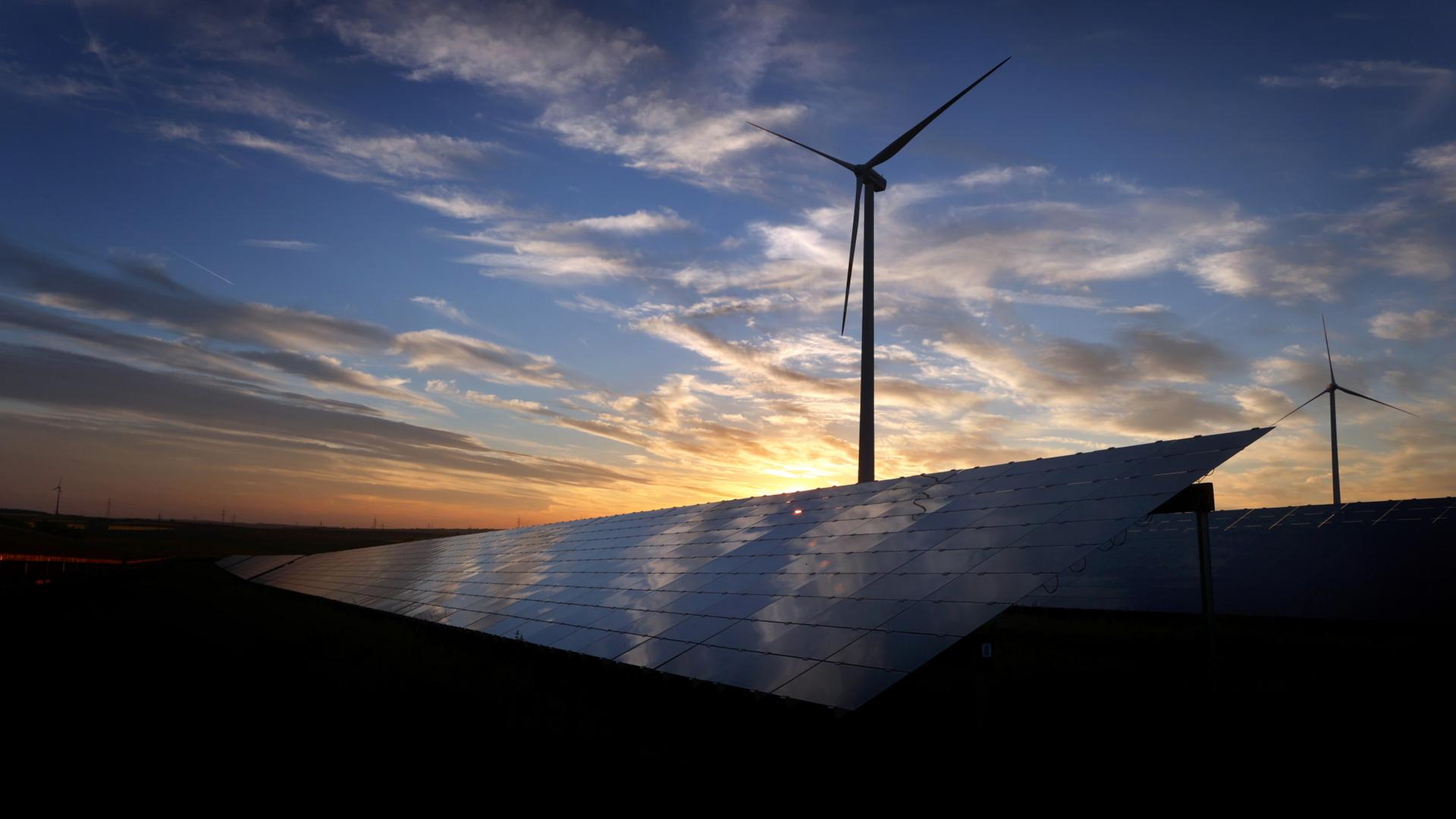 Solar- und Windkraftanlagen in der Dämmerung. | dpa