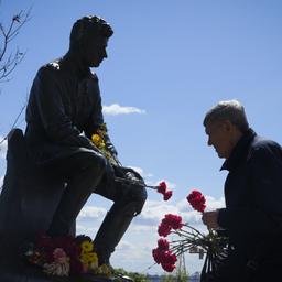 Ein Mann legt Blumen an das Grab eines unbekannten Soldaten aus dem Zweiten Weltkrieg in Kiew, Ukraine.