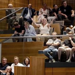 Mitglieder der Öffentlichkeit schauen bei einer Sitzung einer niederländischen Provinzregierung zu.