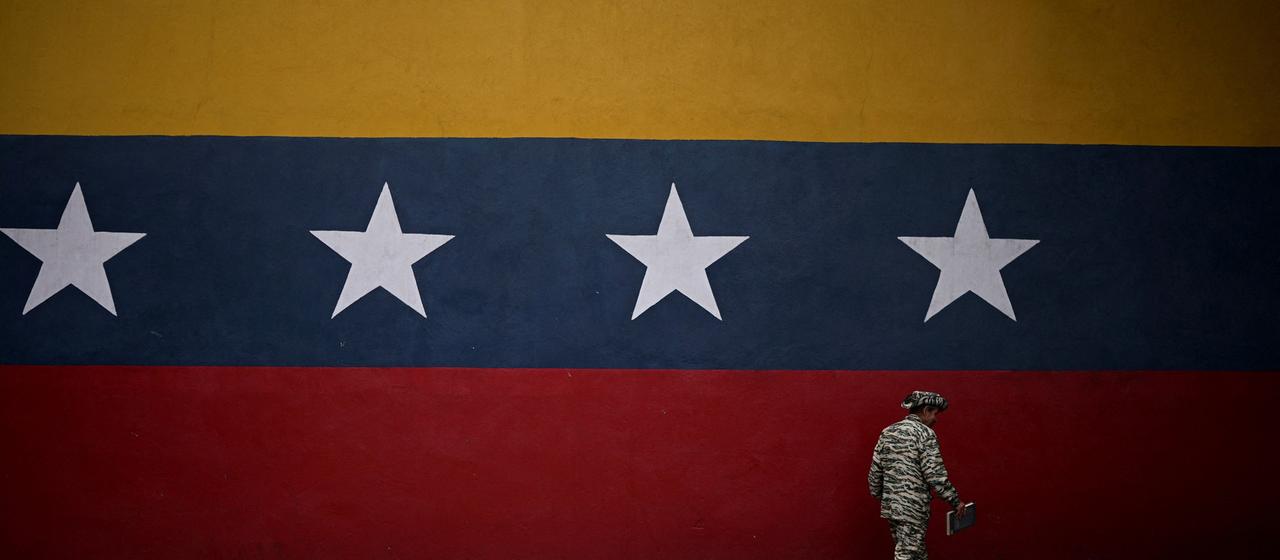 Ein Soldat vor der Flagge Venezuelas