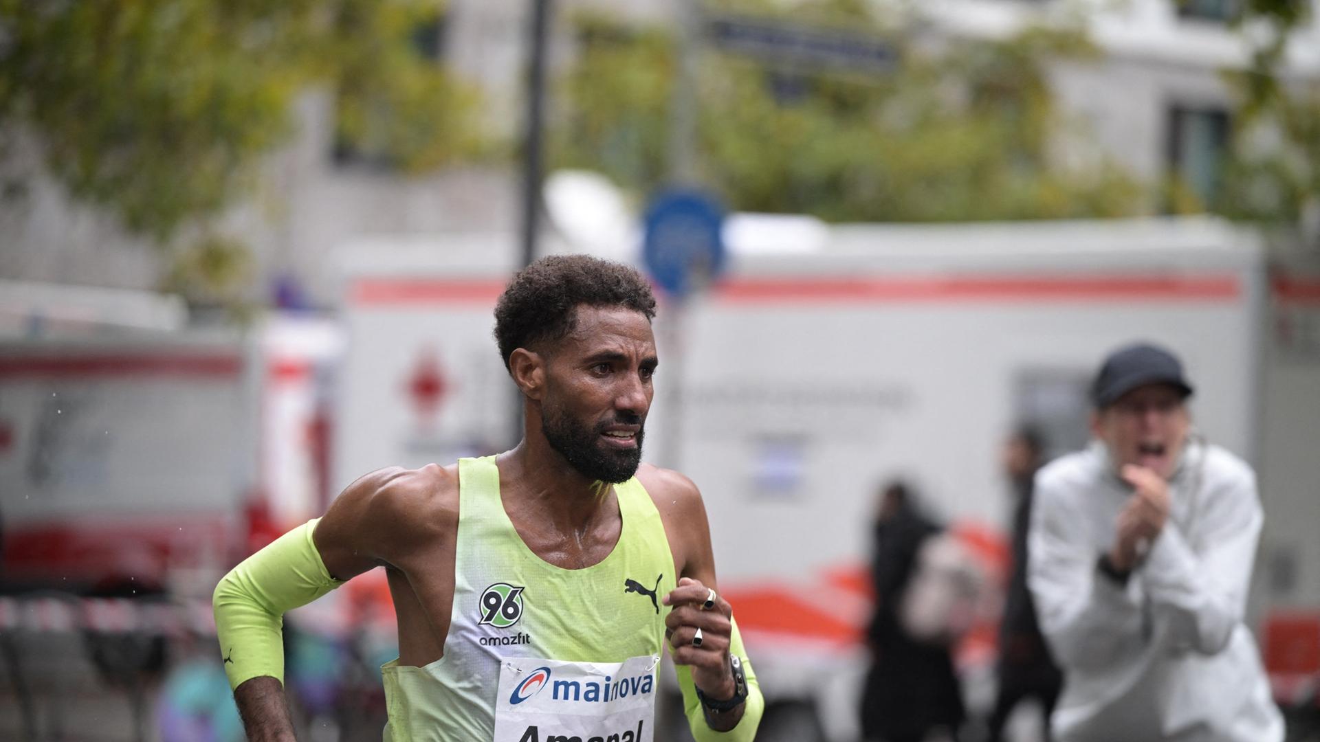 Frankfurt Marathon: Petros verpasst Heimsieg knapp – starkes Dörfel-Debüt