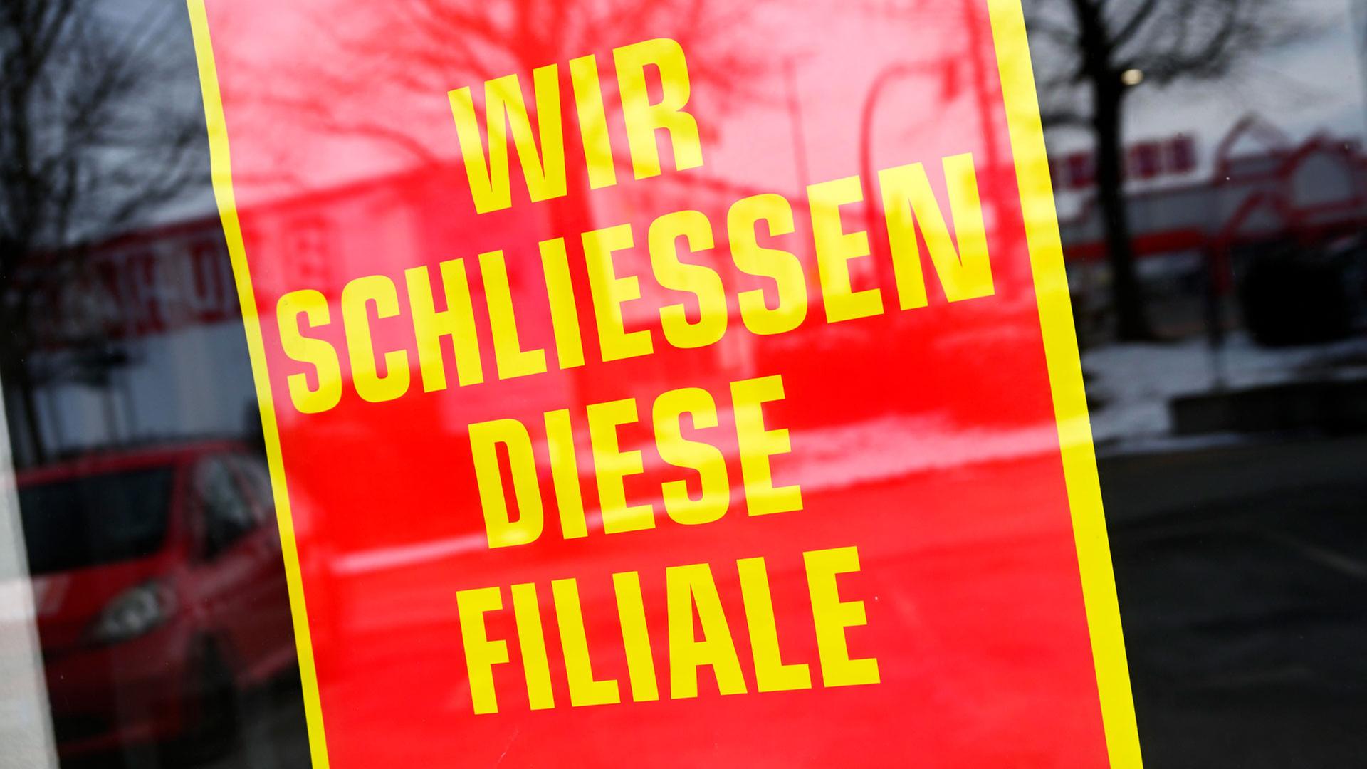 Schild mit Aufschrift 