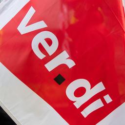 Eine Verdi-Fahne ist auf einer Demonstration zu sehen (Archivbild).