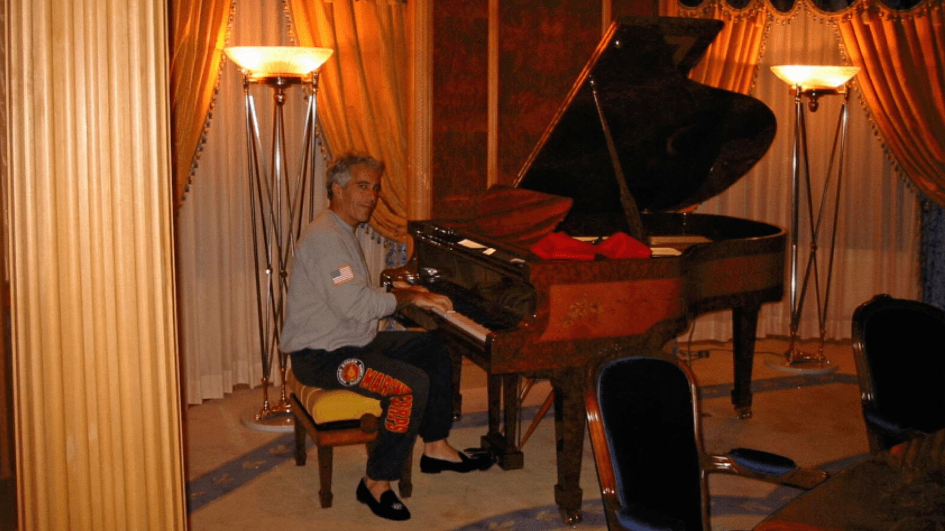 Jeffrey Epstein sitzt an einem Flügel. | U.S. Department of Justice via AP