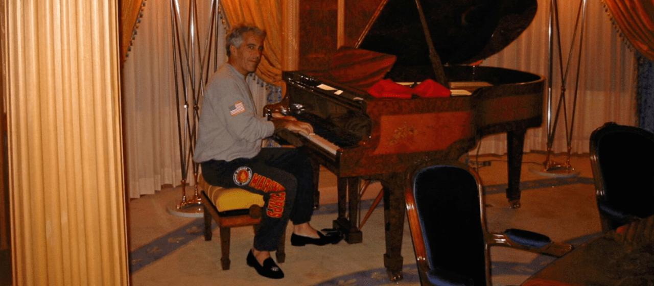 Jeffrey Epstein sitzt an einem Flügel.