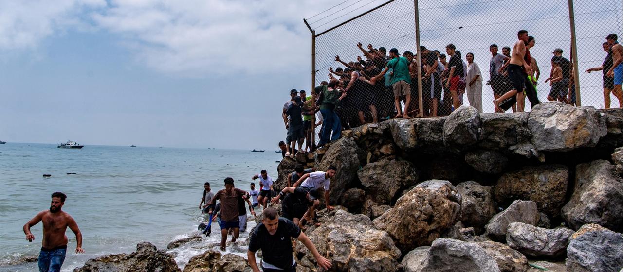 Migranten versuchen von Marokko aus in die spanische Exklave Ceuta zu gelangen.