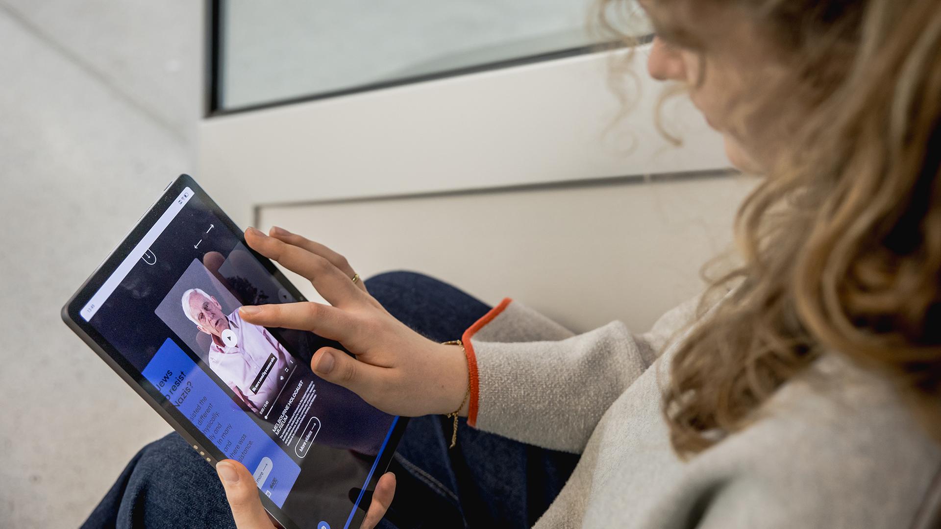 Eine Jugendliche klickt auf das Video eines Zeitzeugen.  | Shoah Stories