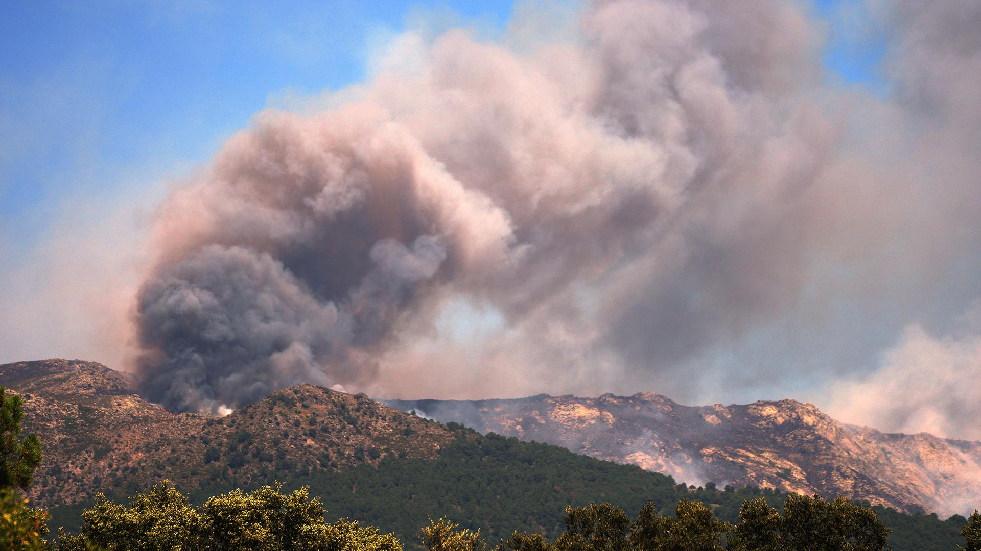Brände in Spanien vereinen sich zu großer Feuerfront
