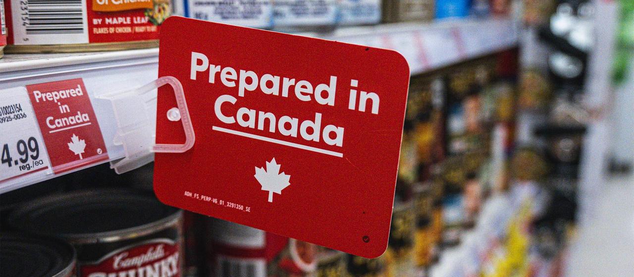 Hinweisschild in einem Supermarkt zu Produkten "Prepared in Canada".
