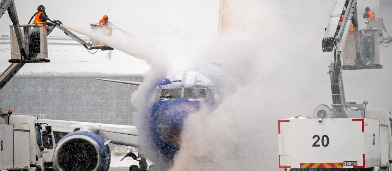 Ein Team enteist am Flughafen in Nashville ein Flugzeug während eines Wintersturms