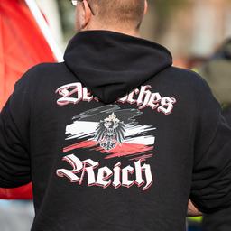 Ein Mann in einem Hoodie mit der Aufschrift "Deutsches Reich"