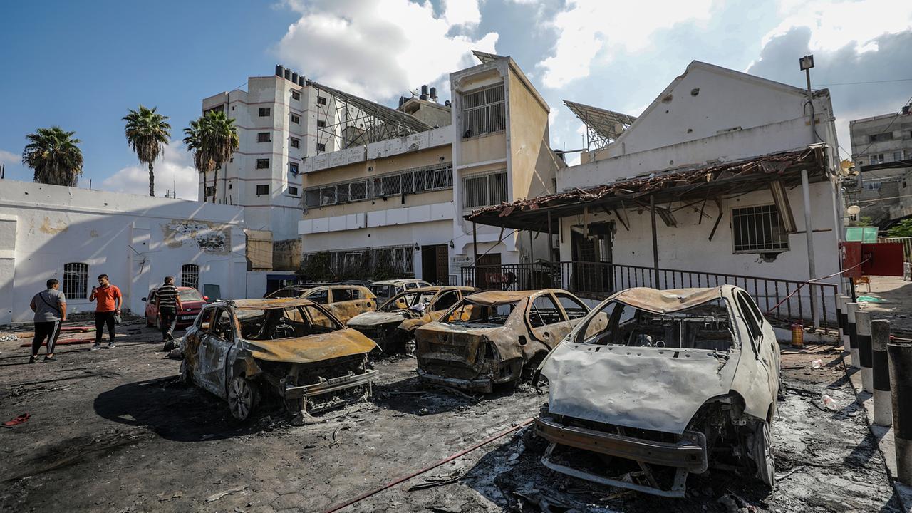 Zerstörte Autos in unmittelbarer Nähe des Al-Ahli-Krankenhauses in Gaza-Stadt.