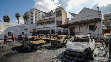 Zerstörte Autos in unmittelbarer Nähe des Al-Ahli-Krankenhauses in Gaza-Stadt.