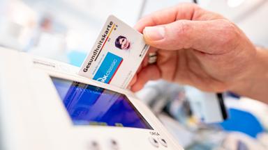 Eine digitale Gesundheitskarte wird eingelesen