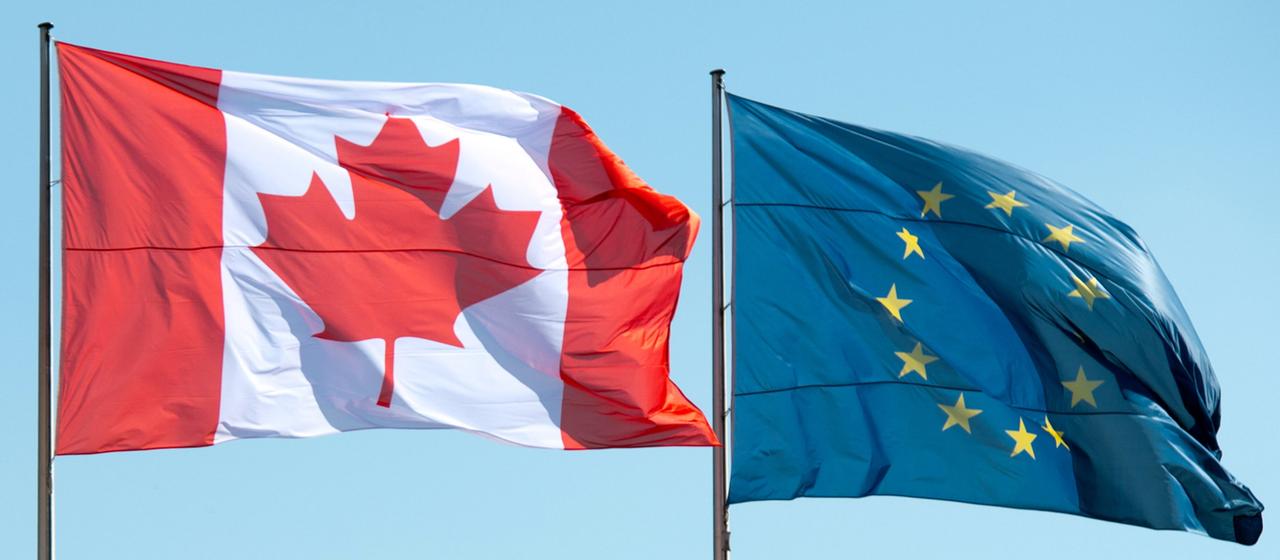 Die Flaggen von Kanada und der EU wehen im Wind.