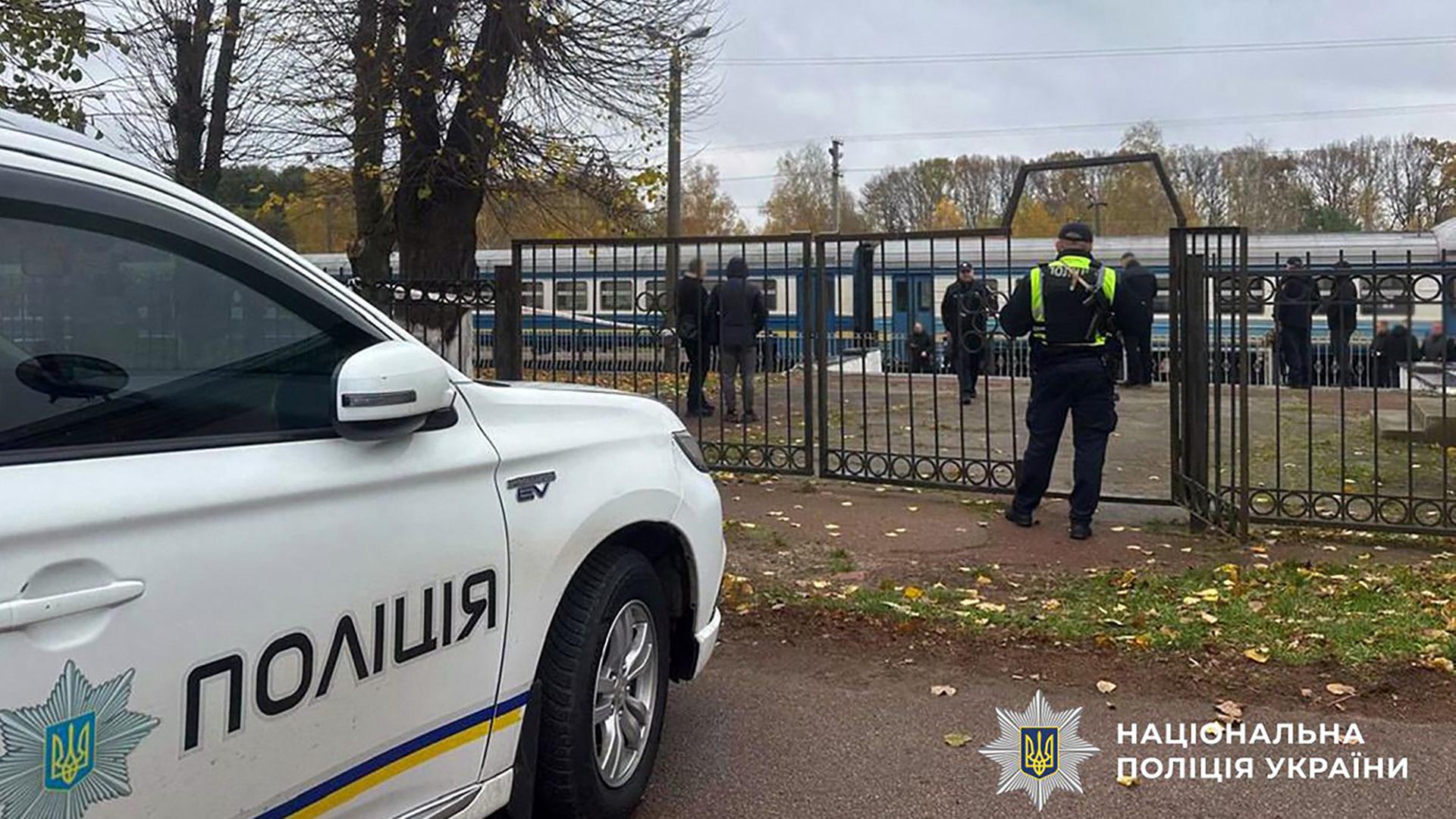 Auf diesem Foto, das von der Nationalpolizei der Ukraine aufgenommen und veröffentlicht wurde, sind ukrainische Polizeibeamte nach einer Granatenexplosion in Ovruch in der Region Schytomyr am Bahnhof im Einsatz.  | AFP PHOTO /  NATIONAL POLICE OF UKRAINE