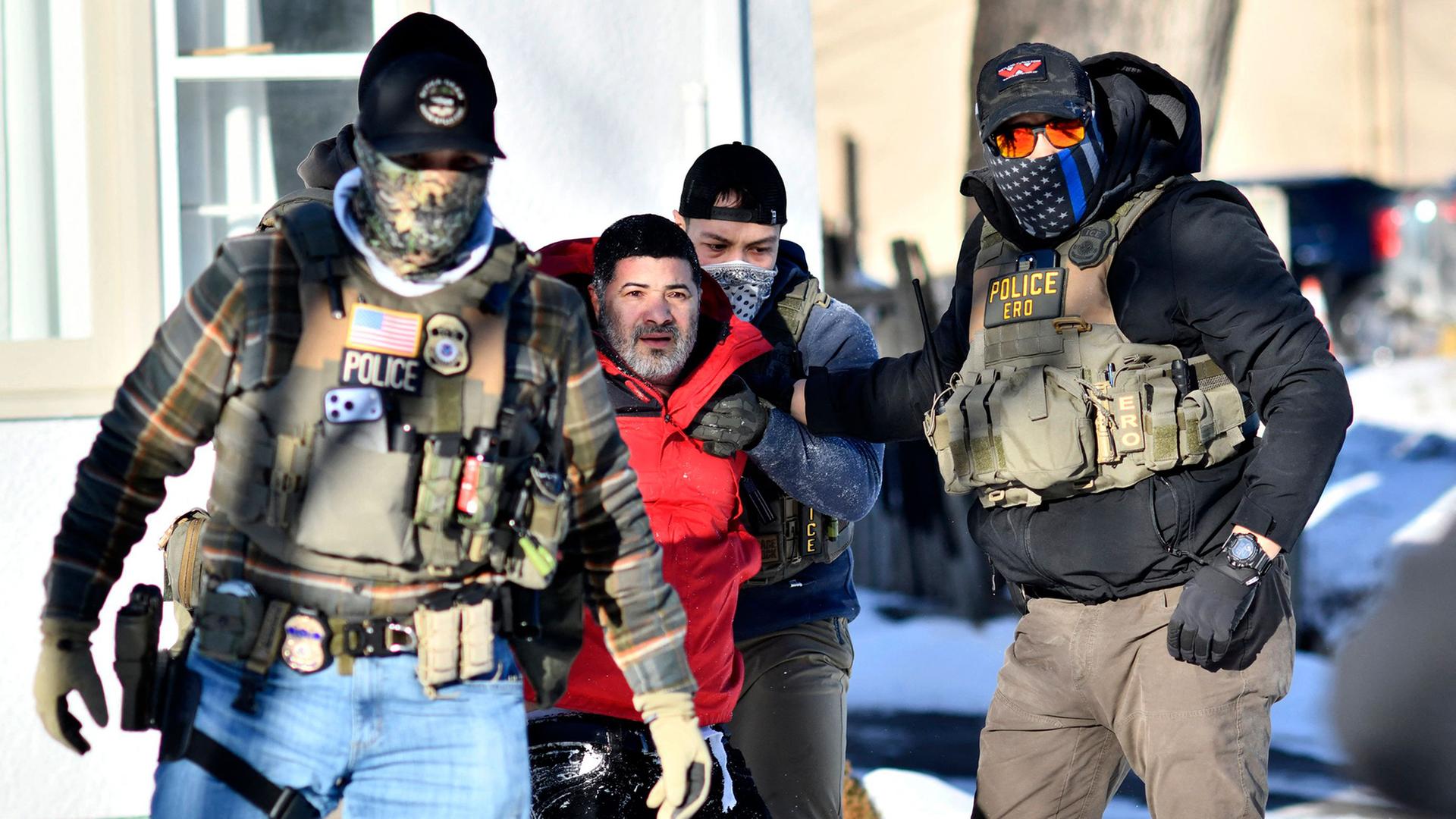 Einsatzkräfte der US-Einwanderungsbehörde (ICE) und der Grenzpatrouille nehmen in St. Paul (Minnesota) einen Mann im Rahmen einer gemeinsamen Operation fest. | Octavio JONES / AFP