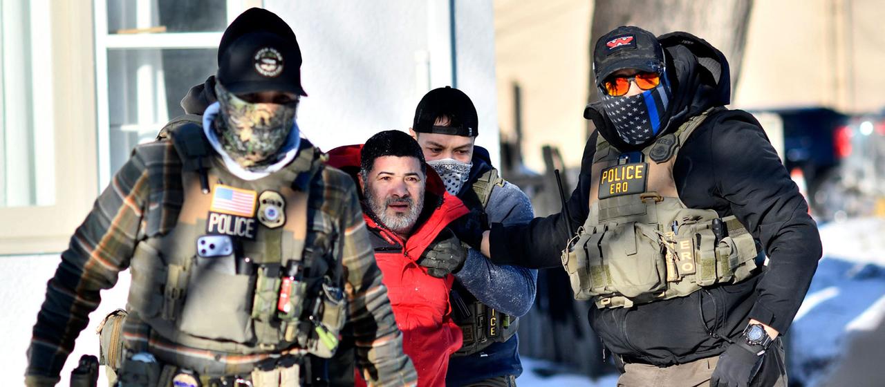 Einsatzkräfte der US-Einwanderungsbehörde (ICE) und der Grenzpatrouille nehmen in St. Paul (Minnesota) einen Mann im Rahmen einer gemeinsamen Operation fest.