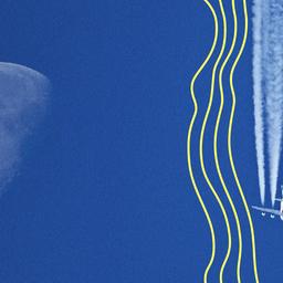 Neben dem abnehmenden Mond hinterlässt ein Passagierflugzeug am blauen Himmel beim Flug über Frankfurt Kondensstreifen.