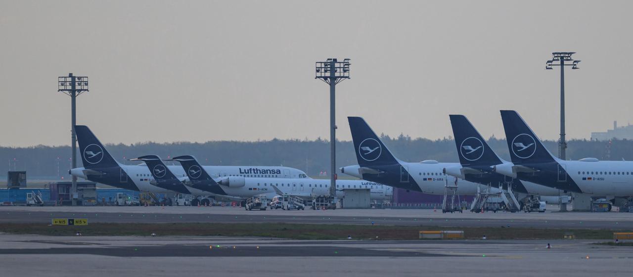 Flieger der Lufthansa parken am Frankfurter Flughafen.