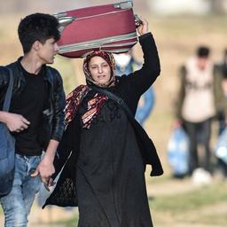 Flüchtlinge laufen im Bezirk Edirne in der Türkei Richtung griechischer Grenze.