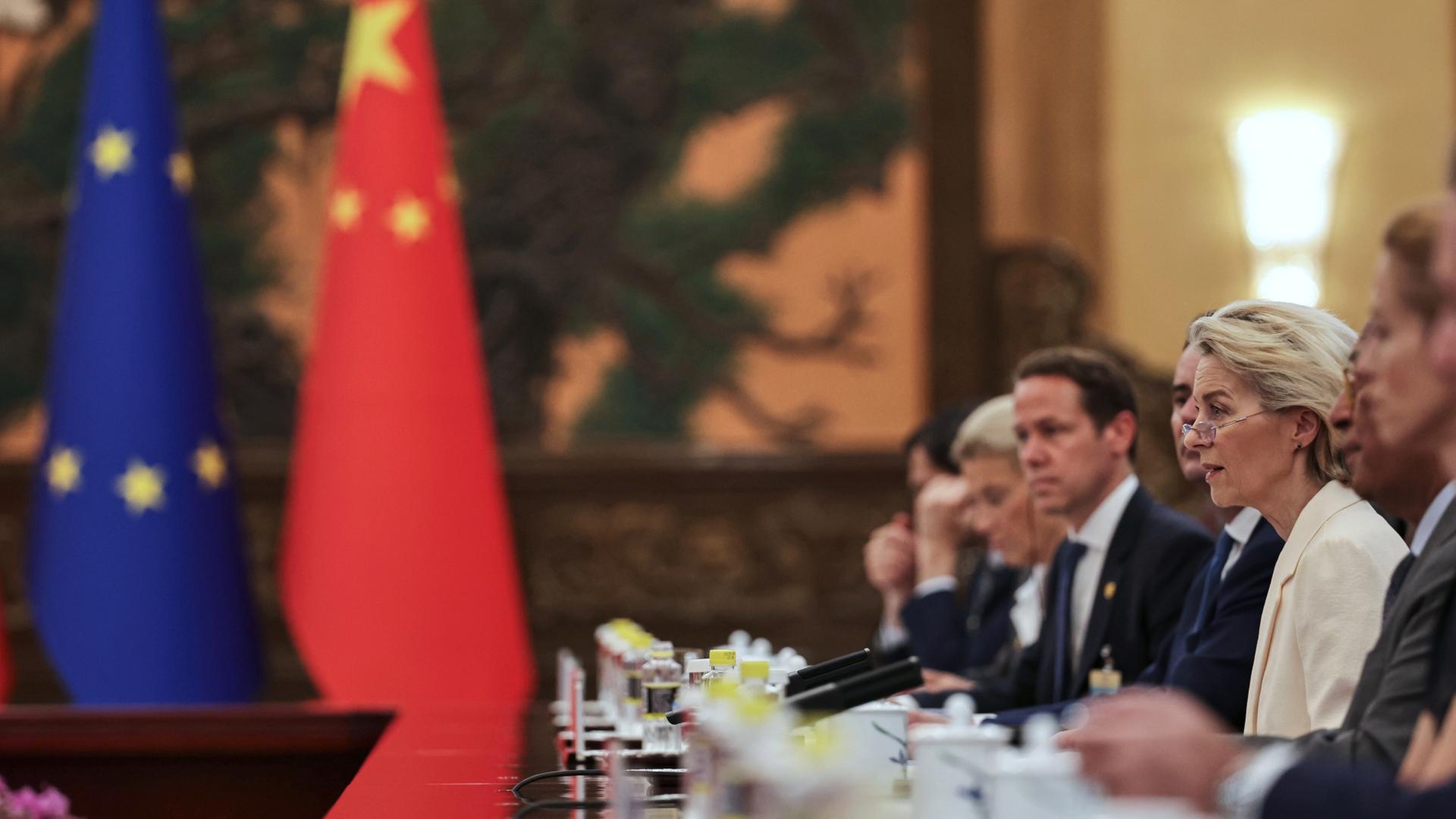 ie Präsidentin der Europäischen Kommission Ursula von der Leyen (3.v.r) nimmt an der Eröffnung des Gipfels Europäische Union-China teil. | dpa