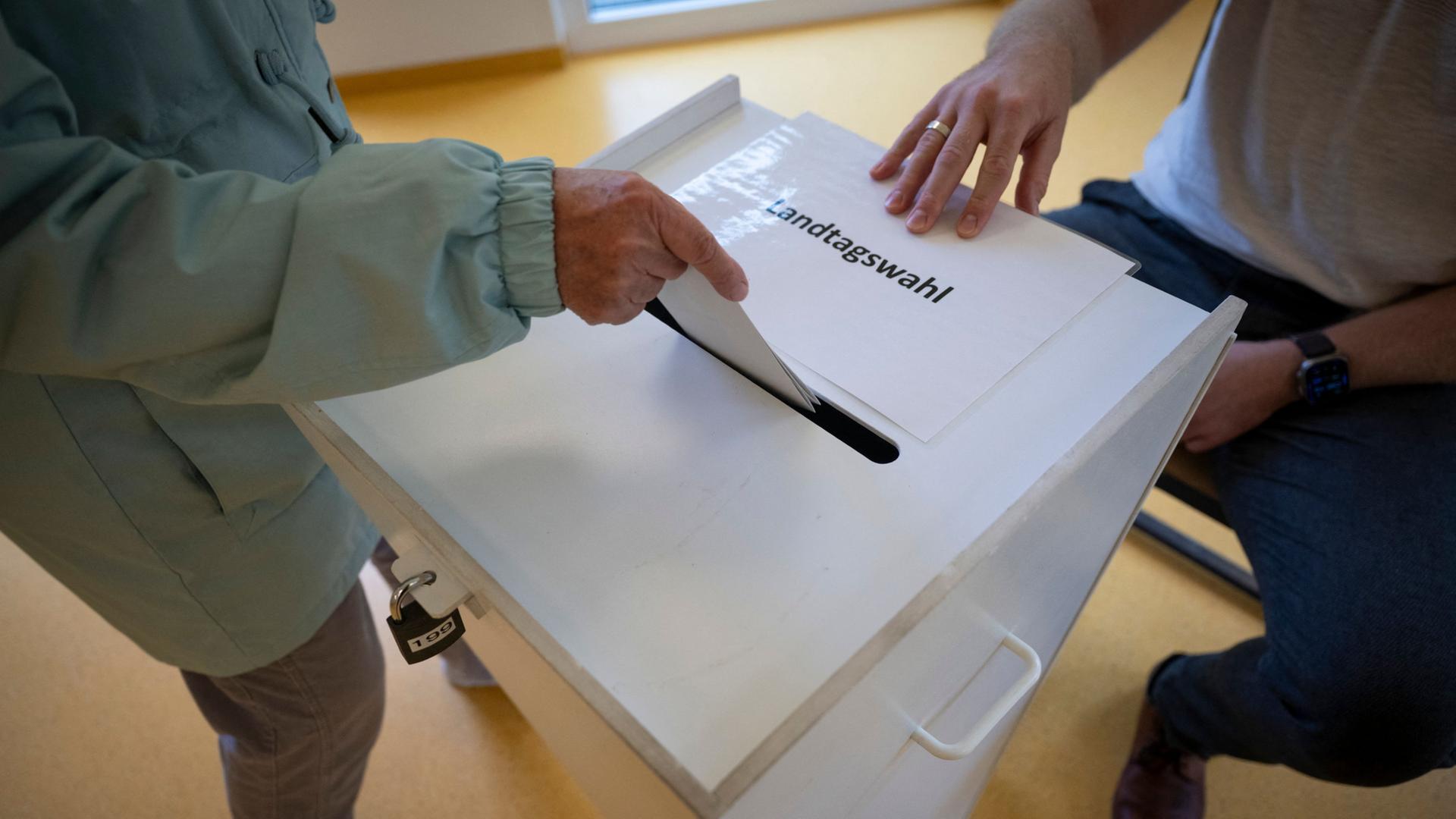 Eine Wählerin wirft ihren Stimmzettel in die Wahlurne in einem Wahllokal. | Philip Dulian/dpa