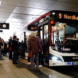 Ein Bus steht an der Haltestelle im Erfurter Hauptbahnhof.