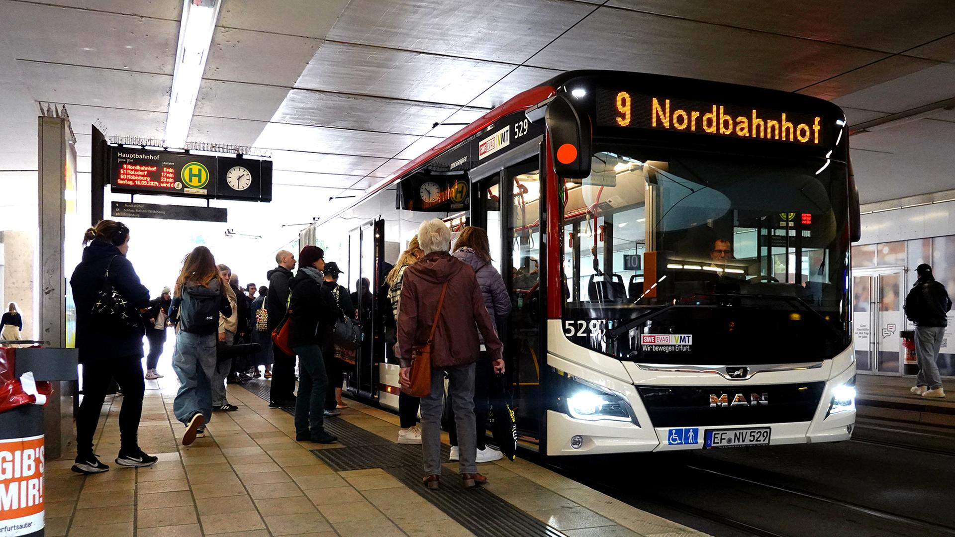Ein Bus steht an der Haltestelle im Erfurter Hauptbahnhof. | dpa