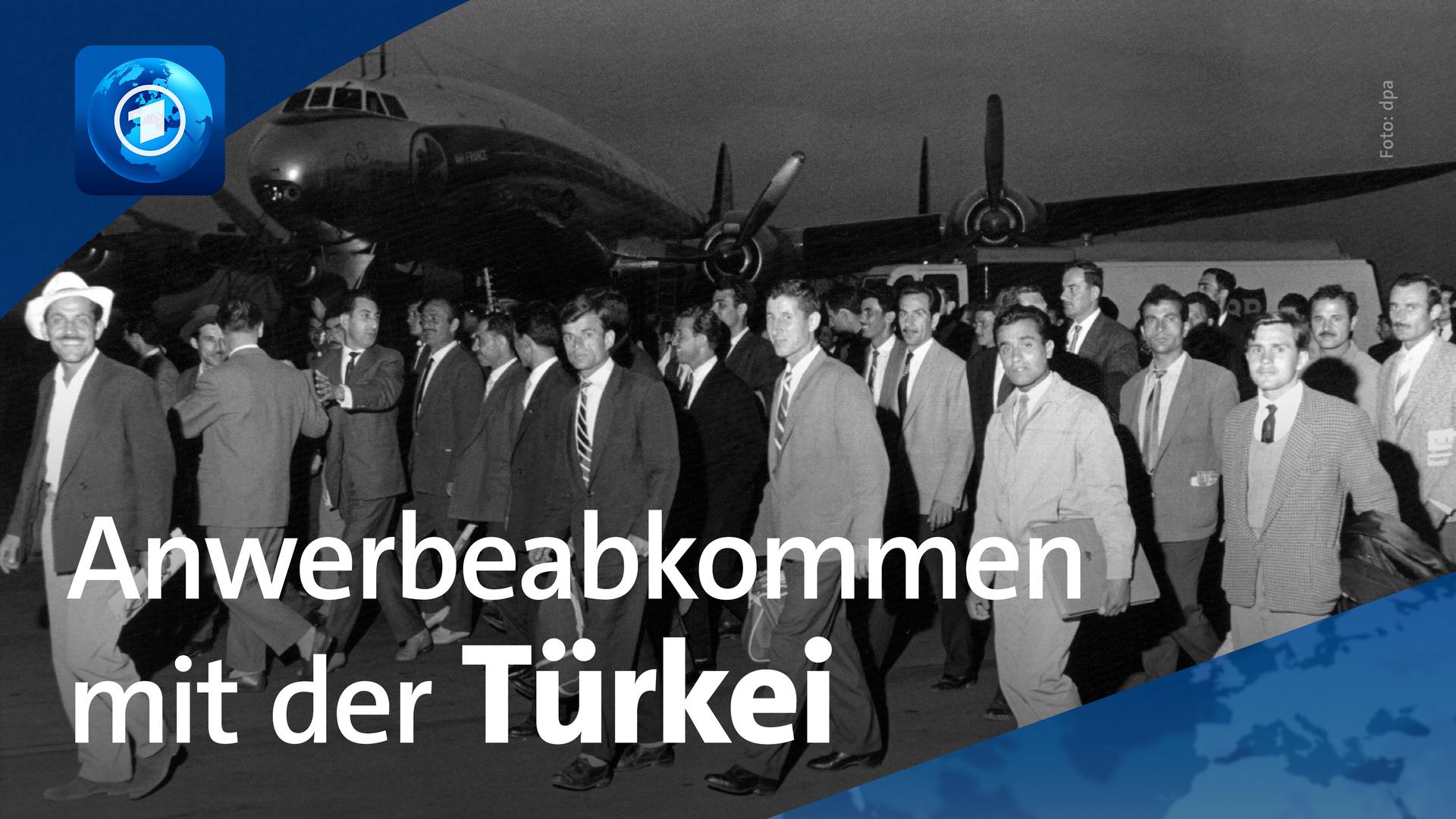 TÃ¼rkische Gastarbeiter sind 1961 am Flughafen DÃ¼sseldorf zu sehen. | dpa/ARD-aktuell