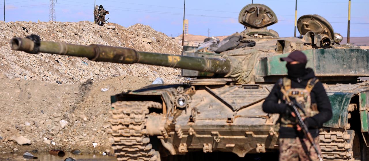 Soldaten der kurdisch geführten Syrischen Demokratischen Kräfte (SDF) sichern mit einem gepanzerten Militärfahrzeug eine Straße in Qamishli (Syrien).