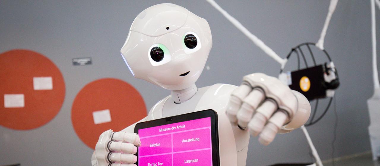 Der Roboter Pepper kommuniziert mit einem Tablet mit den Menschen.